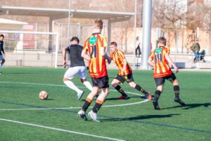 Wedstrijd tegen lokale tegenstander tijdens sportkamp