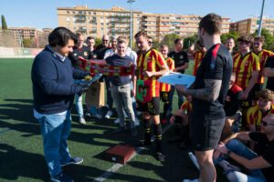 wedstrijd tegen lokale tegenstander tijdens sportkamp Valencia